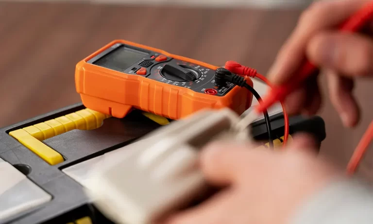 วิศวกรกำลังตรวจรับบ้าน Defect Check ก่อนส่งมอบงาน โดย Power Home Design